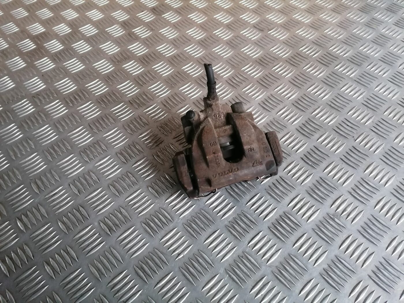 Aizmugurējais labais suports priekš VOLVO S60 2004 1 Aizmugurējais labais suports priekš VOLVO S60 2004