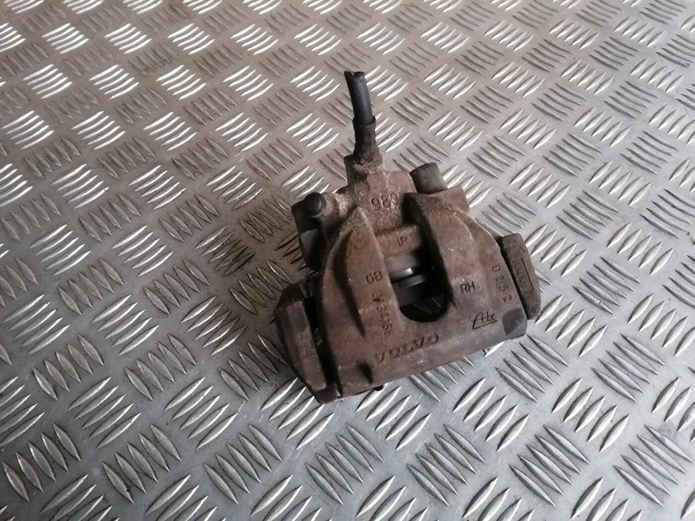 Aizmugurējais labais suports priekš VOLVO S60 2004 2 Aizmugurējais labais suports priekš VOLVO S60 2004