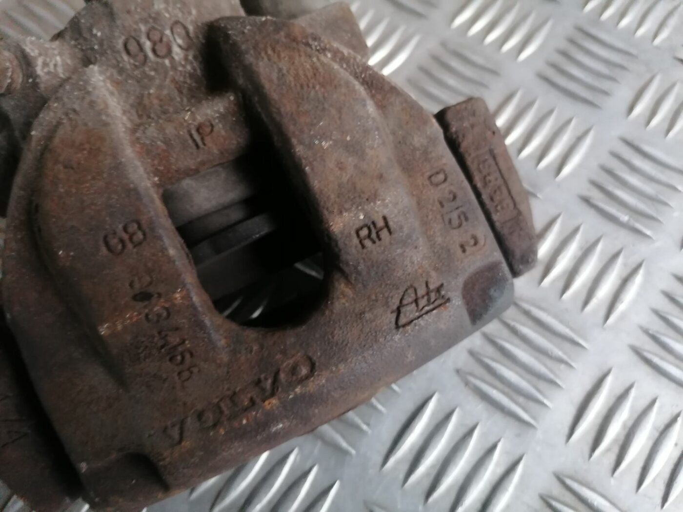 Aizmugurējais labais suports priekš VOLVO S60 2004 5 Aizmugurējais labais suports priekš VOLVO S60 2004