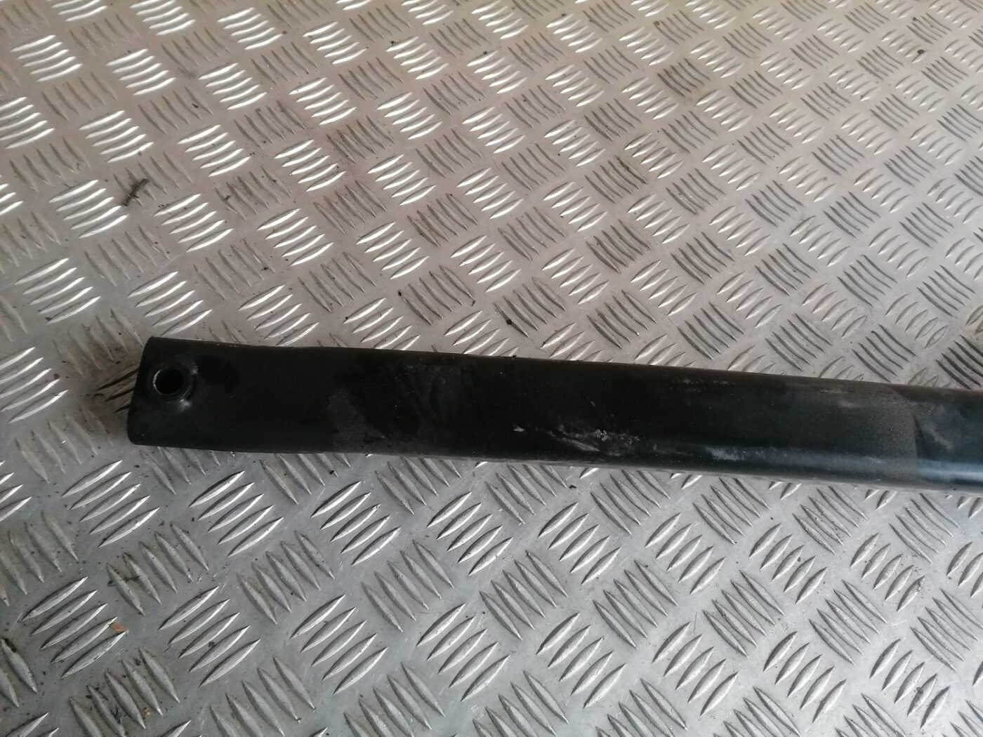 Priekšējo statņu stiprinājums priekš VOLVO S60 2004 6 Priekšējo statņu stiprinājums priekš VOLVO S60 2004