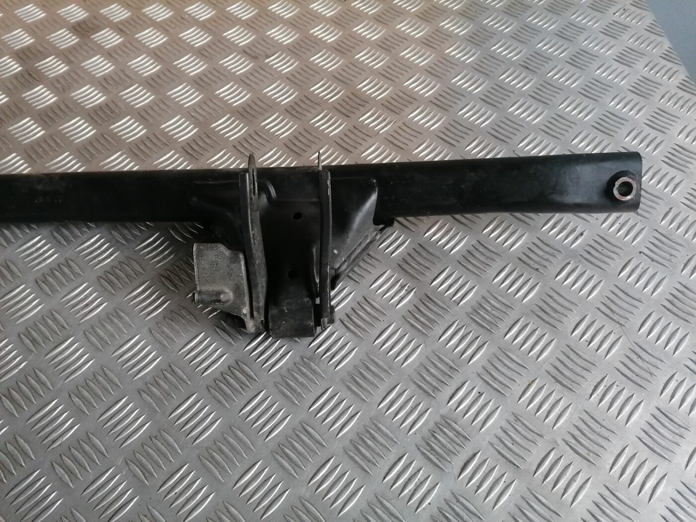 Priekšējo statņu stiprinājums priekš VOLVO S60 2004 5 Priekšējo statņu stiprinājums priekš VOLVO S60 2004