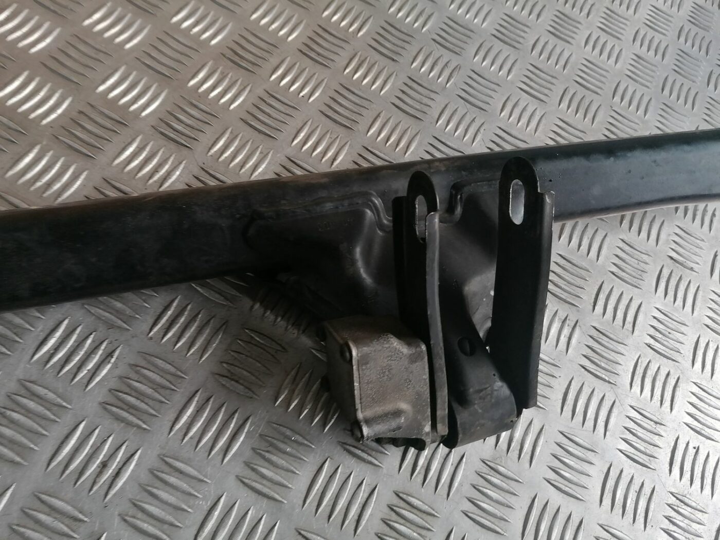 Priekšējo statņu stiprinājums priekš VOLVO S60 2004 3 Priekšējo statņu stiprinājums priekš VOLVO S60 2004