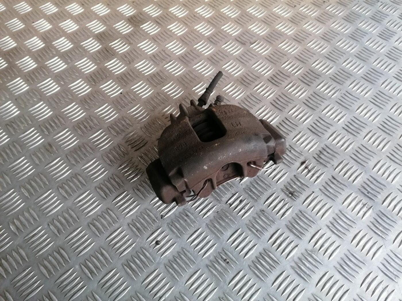 Priekšējais kreisais suports priekš VOLVO S60 2004 1 Priekšējais kreisais suports priekš VOLVO S60 2004