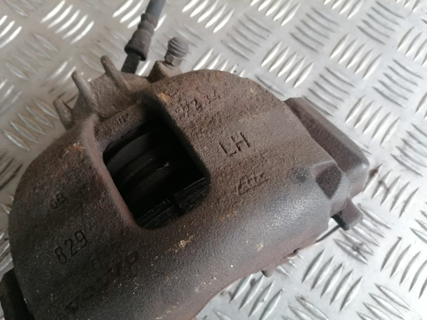 Priekšējais kreisais suports priekš VOLVO S60 2004 2 Priekšējais kreisais suports priekš VOLVO S60 2004