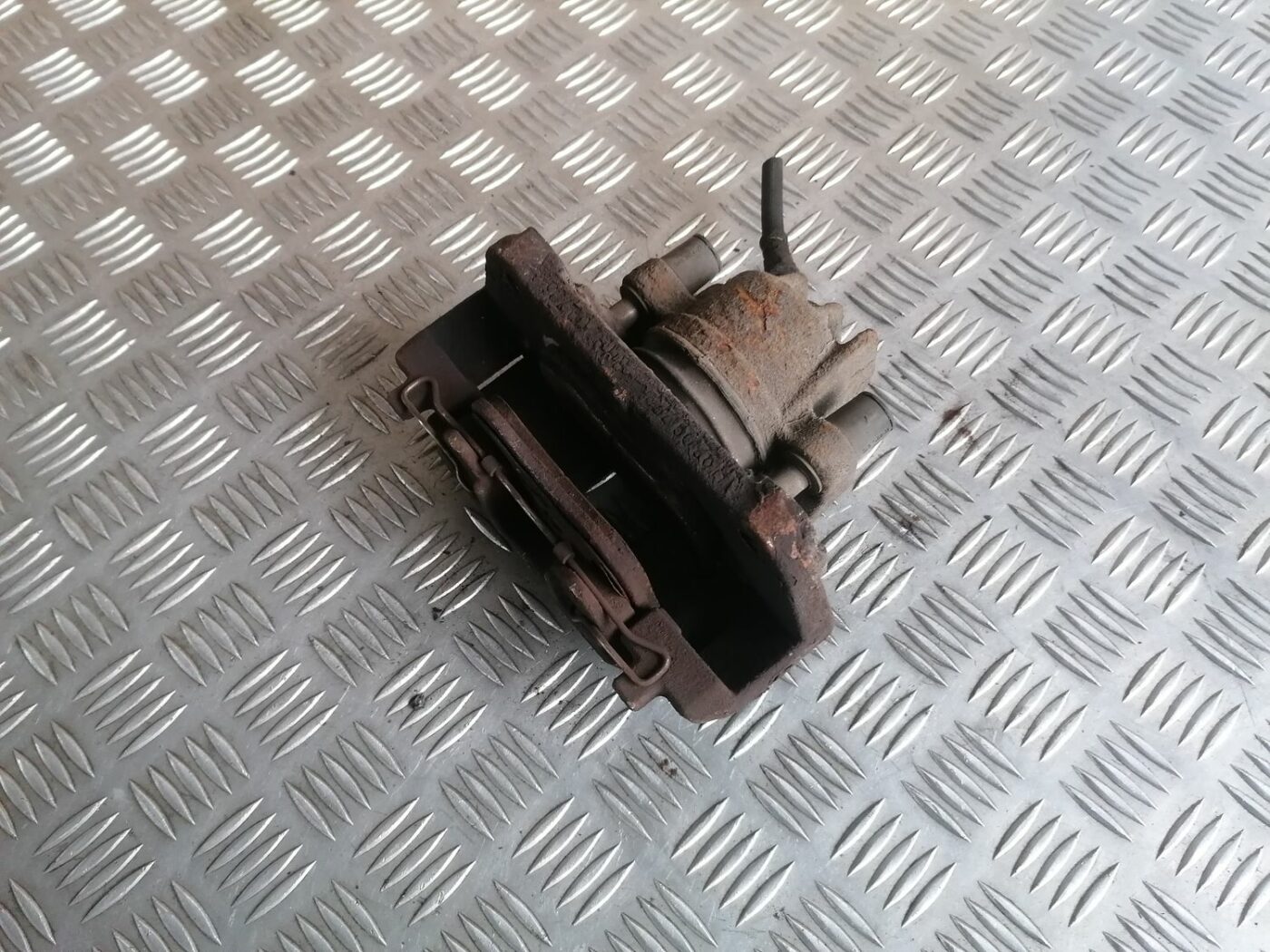 Priekšējais kreisais suports priekš VOLVO S60 2004 3 Priekšējais kreisais suports priekš VOLVO S60 2004