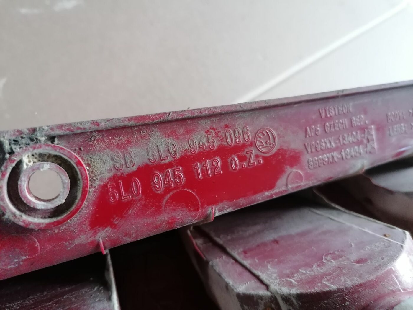 Aizmugurējais labais lukturis priekš SKODA YETI 2012 4 Aizmugurējais labais lukturis priekš SKODA YETI 2012