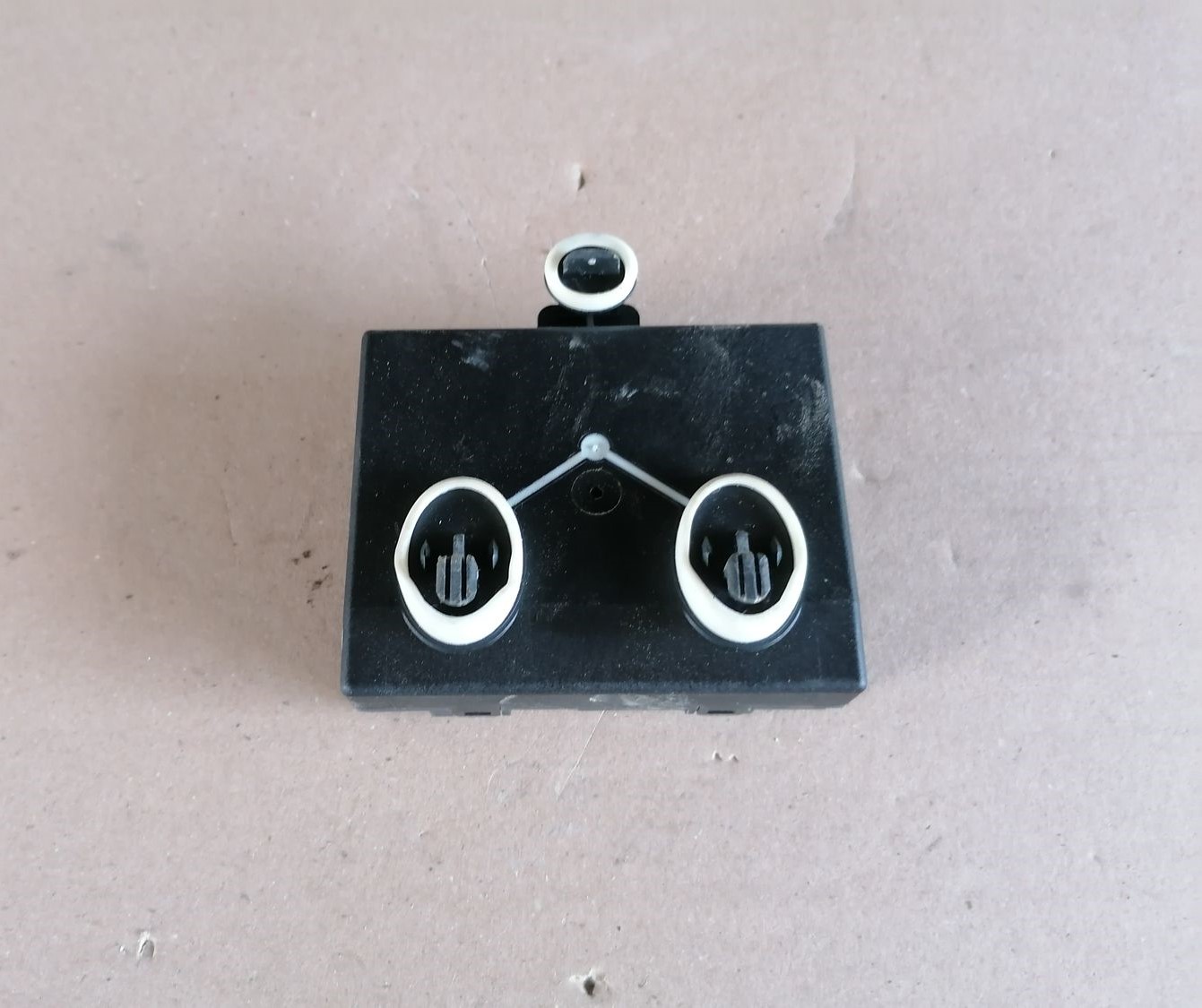 Priekšējo kreiso durvju vadības bloks priekš SKODA YETI 2012 3 Priekšējo kreiso durvju vadības bloks priekš SKODA YETI 2012