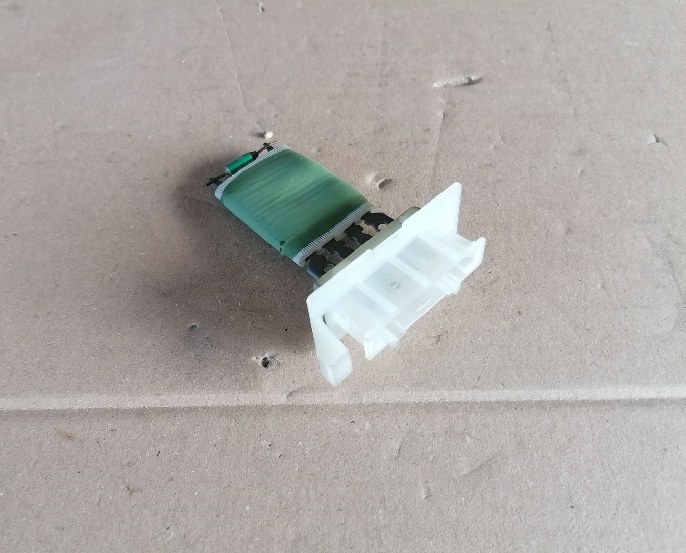 Salona ventilatora rezistors priekš SKODA YETI 2012 2 Salona ventilatora rezistors priekš SKODA YETI 2012