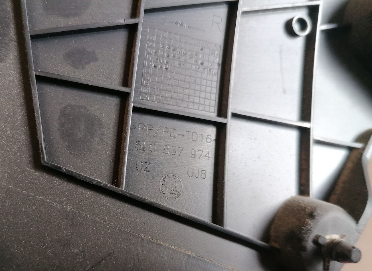 Durvju spoguļa apdares uzlika salonā (bez skaļruņa) priekš SKODA YETI 2012 4 Durvju spoguļa apdares uzlika salonā (bez skaļruņa) priekš SKODA YETI 2012