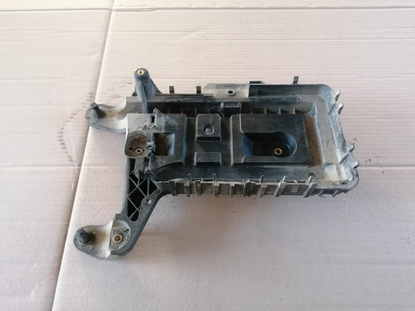 Akumulatora pamatnes kronšteins priekš SKODA YETI 2012 2 Akumulatora pamatnes kronšteins priekš SKODA YETI 2012