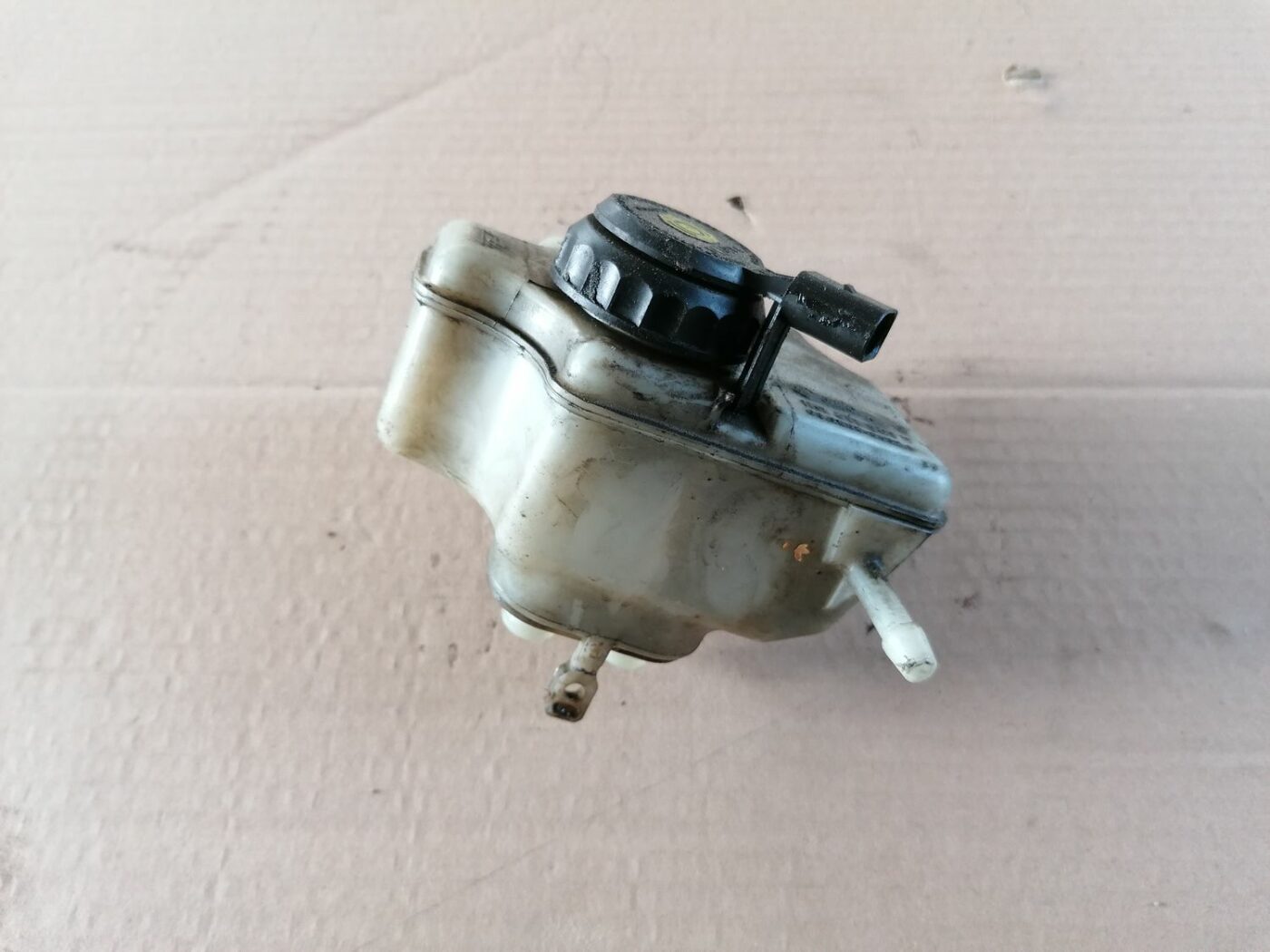 Bremžu šķidruma tvertne priekš SKODA YETI 2012 2 Bremžu šķidruma tvertne priekš SKODA YETI 2012