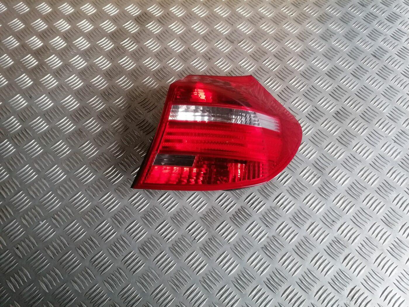 Aizmugurējais labais lukturis priekš BMW 1 E87 2007 GRAPHITE 1 Aizmugurējais labais lukturis priekš BMW 1 E87 2007 GRAPHITE