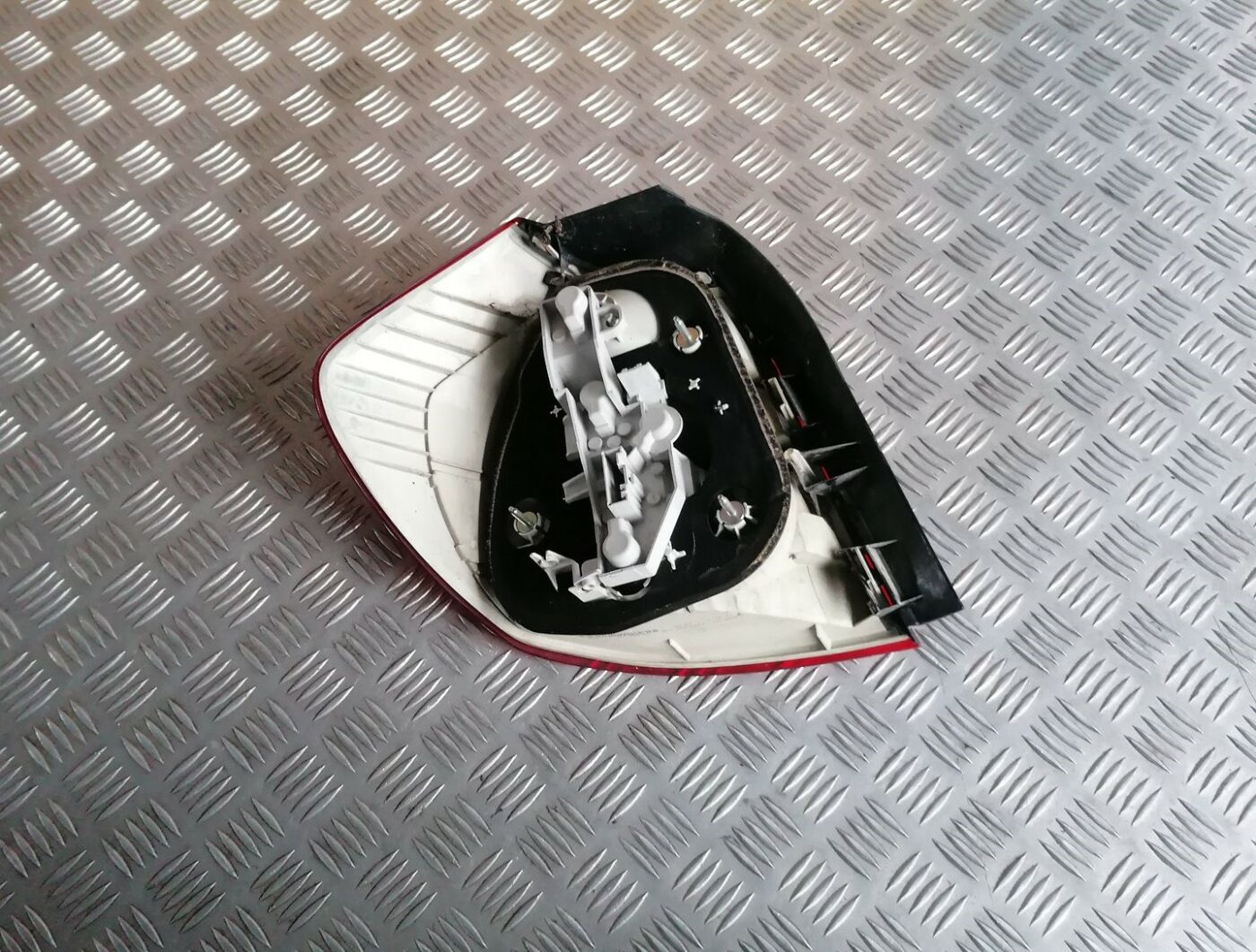 Aizmugurējais labais lukturis priekš BMW 1 E87 2007 GRAPHITE 6 Aizmugurējais labais lukturis priekš BMW 1 E87 2007 GRAPHITE