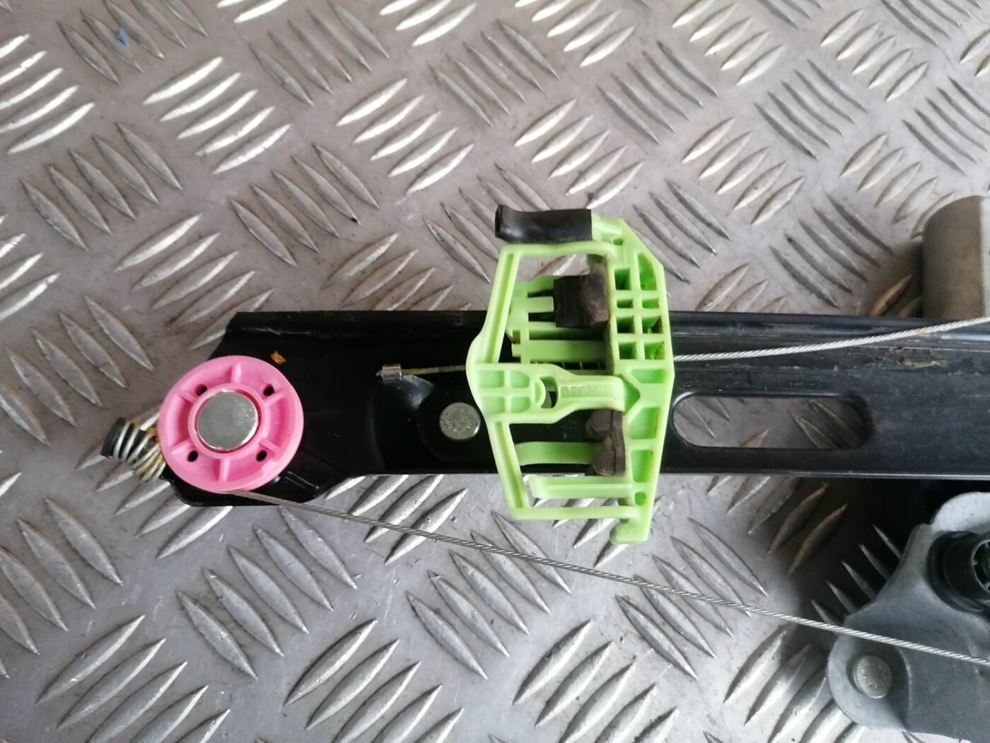 Stikla pacelšanas mehānisms aizmugurējais kreisais priekš BMW 1 E87 2007 GRAPHITE 7 Stikla pacelšanas mehānisms aizmugurējais kreisais priekš BMW 1 E87 2007 GRAPHITE