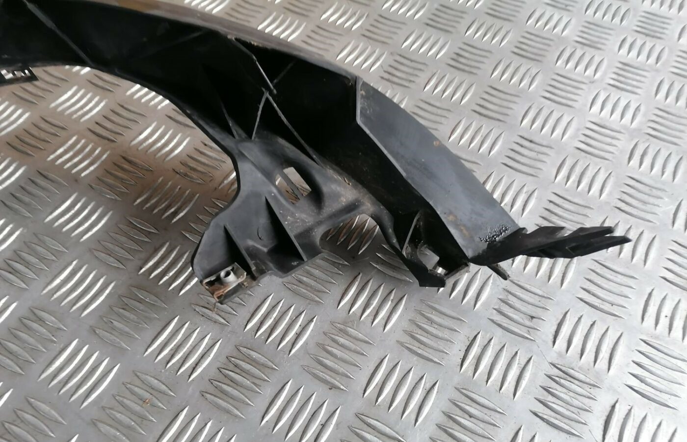 Priekšēja luktura kronšteins priekš BMW 1 E87 2007 GRAPHITE 3 Priekšēja luktura kronšteins priekš BMW 1 E87 2007 GRAPHITE