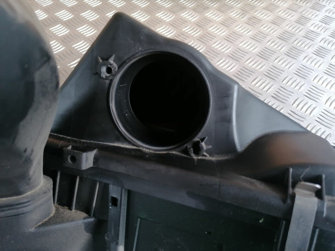 Gaisa filtra korpuss priekš BMW 1 E87 2007 GRAPHITE 2 Gaisa filtra korpuss priekš BMW 1 E87 2007 GRAPHITE