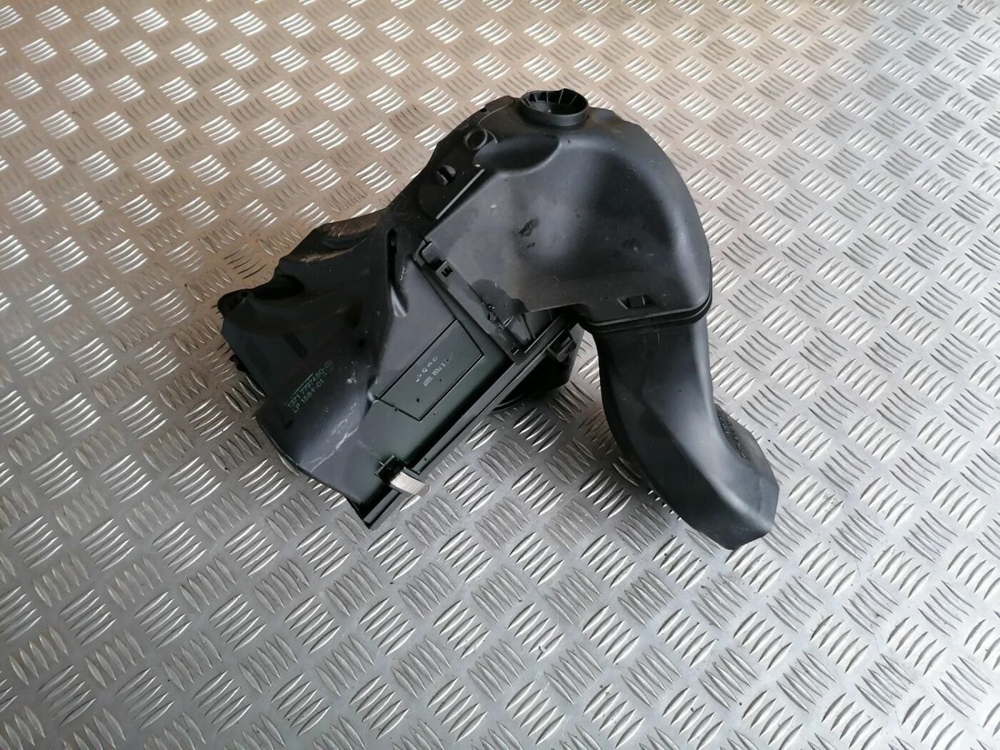 Gaisa filtra korpuss priekš BMW 1 E87 2007 GRAPHITE 7 Gaisa filtra korpuss priekš BMW 1 E87 2007 GRAPHITE