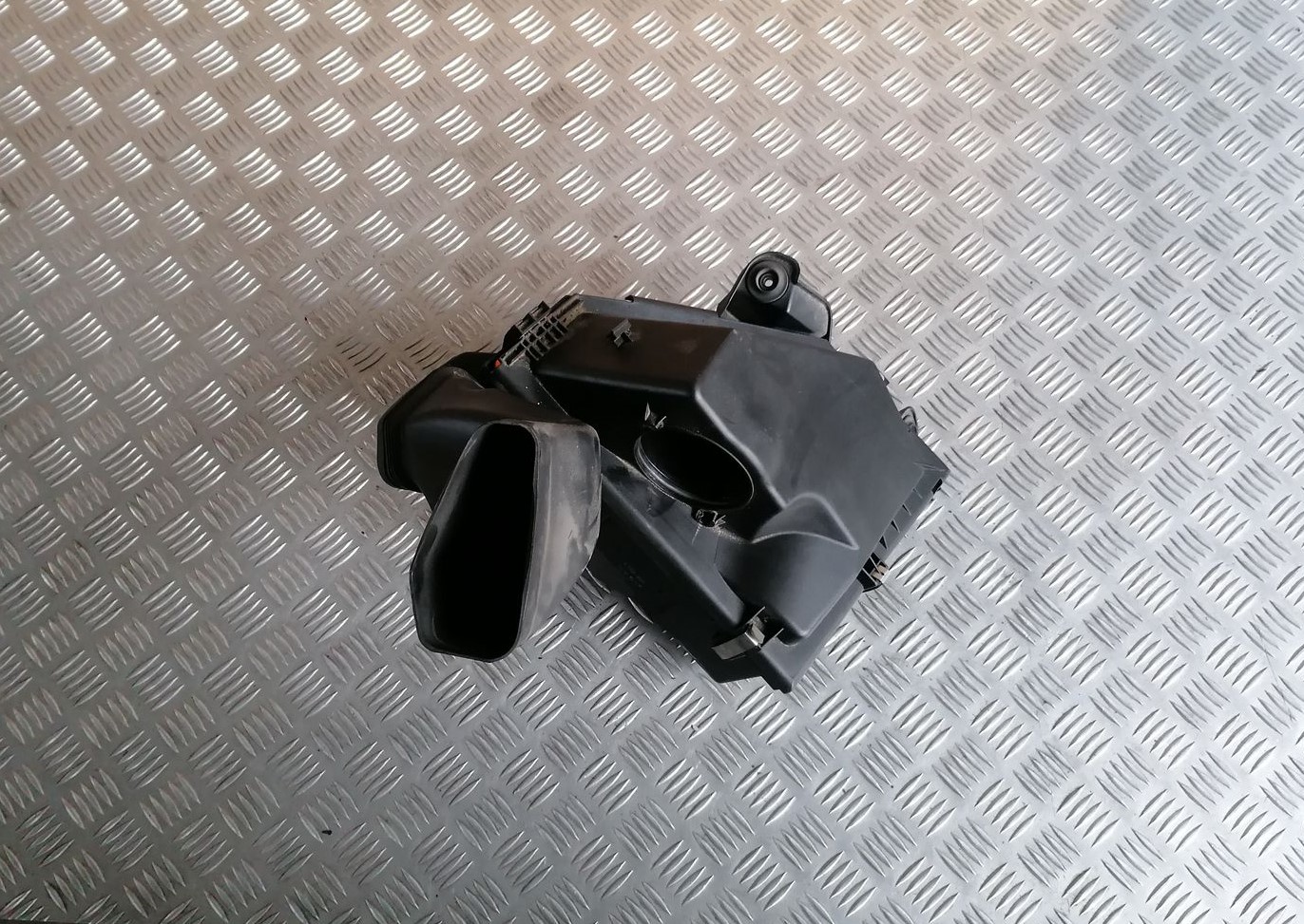 Gaisa filtra korpuss priekš BMW 1 E87 2007 GRAPHITE 3 Gaisa filtra korpuss priekš BMW 1 E87 2007 GRAPHITE