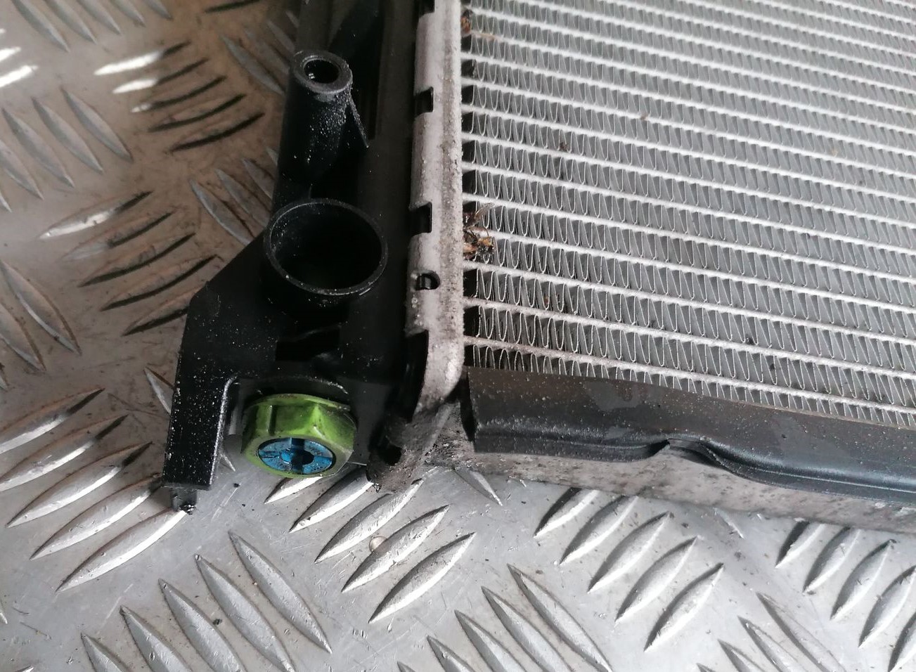 Dzesēšanas radiators priekš BMW 1 E87 2007 GRAPHITE 4 Dzesēšanas radiators priekš BMW 1 E87 2007 GRAPHITE