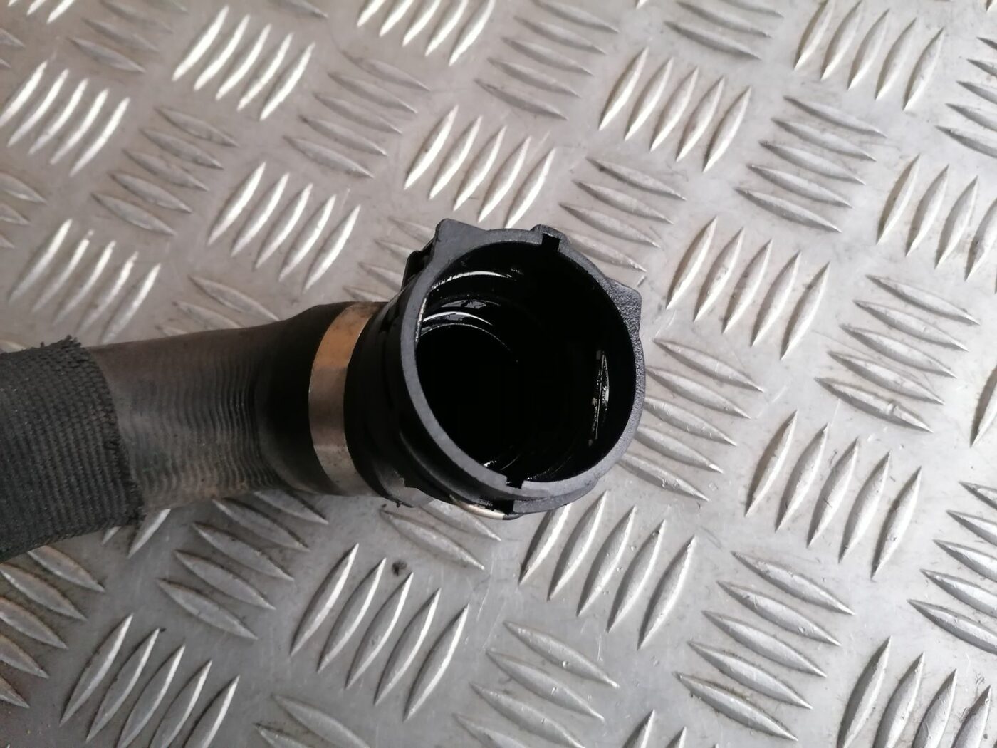 Dzesēšanas caurule priekš BMW 1 E87 2007 GRAPHITE 4 Dzesēšanas caurule priekš BMW 1 E87 2007 GRAPHITE