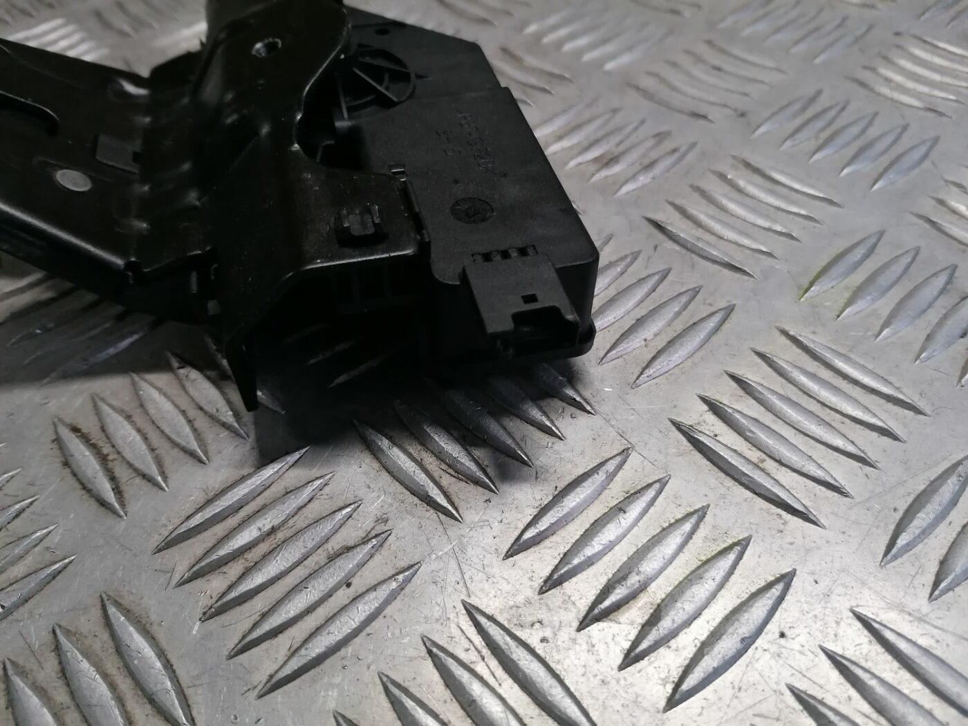 Bagāžnieka vāka slēdzene priekš BMW 1 E87 2007 GRAPHITE 5 Bagāžnieka vāka slēdzene priekš BMW 1 E87 2007 GRAPHITE