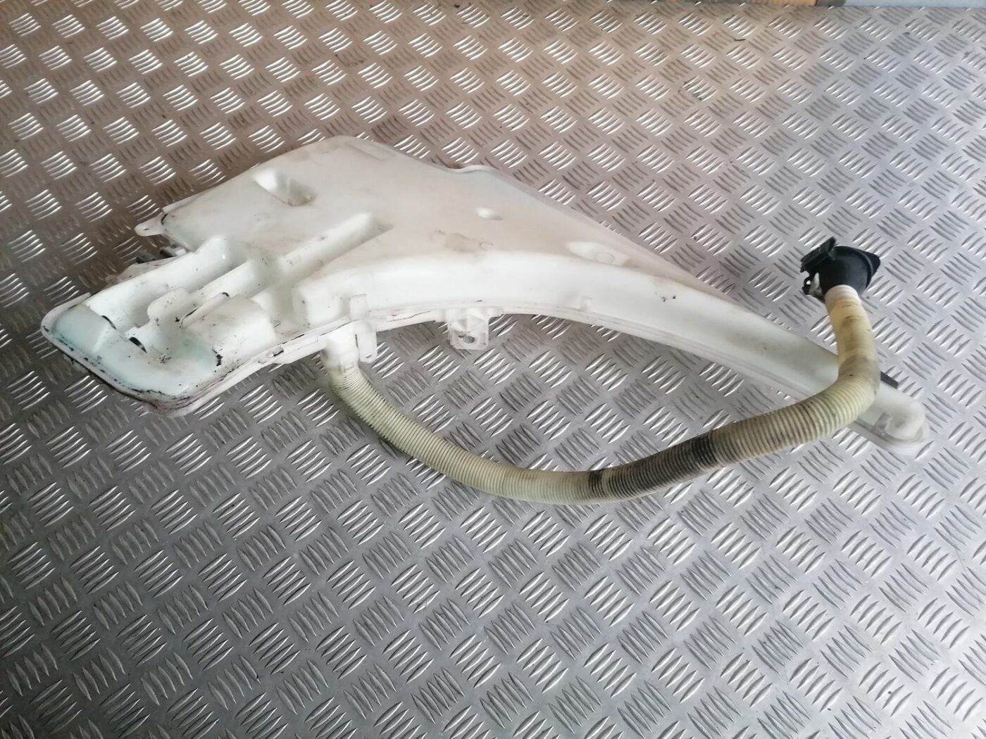 Mazgātāja šķidruma tvertne priekš BMW 1 E87 2007 GRAPHITE 1 Mazgātāja šķidruma tvertne priekš BMW 1 E87 2007 GRAPHITE