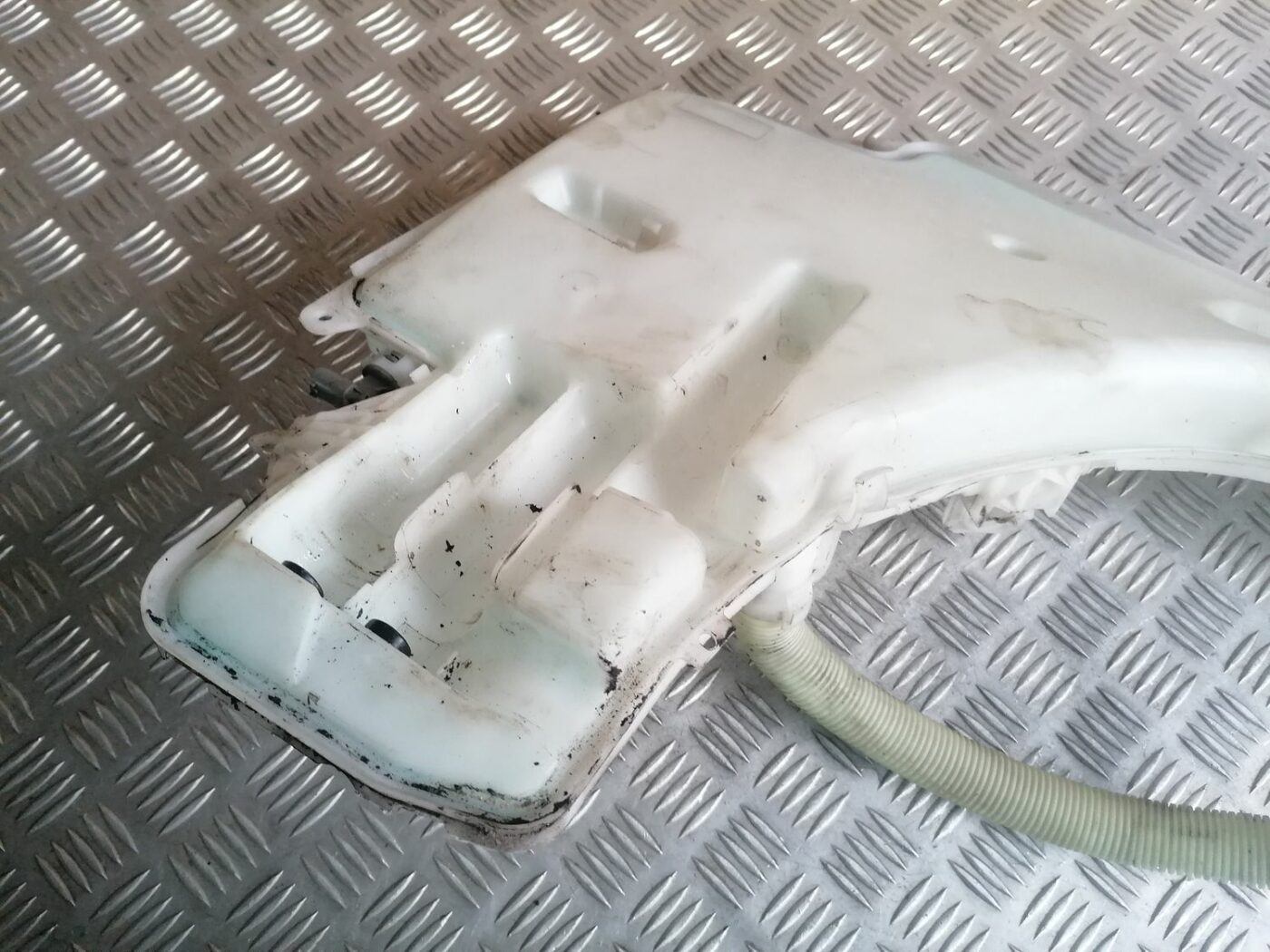 Mazgātāja šķidruma tvertne priekš BMW 1 E87 2007 GRAPHITE 2 Mazgātāja šķidruma tvertne priekš BMW 1 E87 2007 GRAPHITE