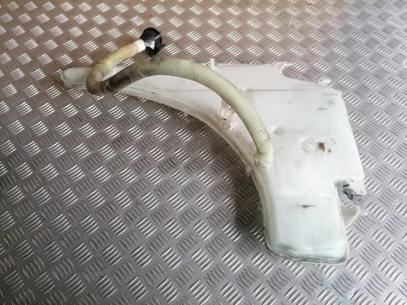 Mazgātāja šķidruma tvertne priekš BMW 1 E87 2007 GRAPHITE 4 Mazgātāja šķidruma tvertne priekš BMW 1 E87 2007 GRAPHITE