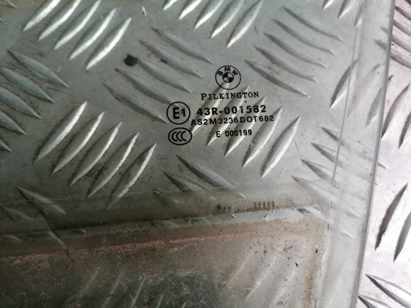 Priekšējo kreiso durvju stikls priekš BMW 1 E87 2007 GRAPHITE 2 Priekšējo kreiso durvju stikls priekš BMW 1 E87 2007 GRAPHITE