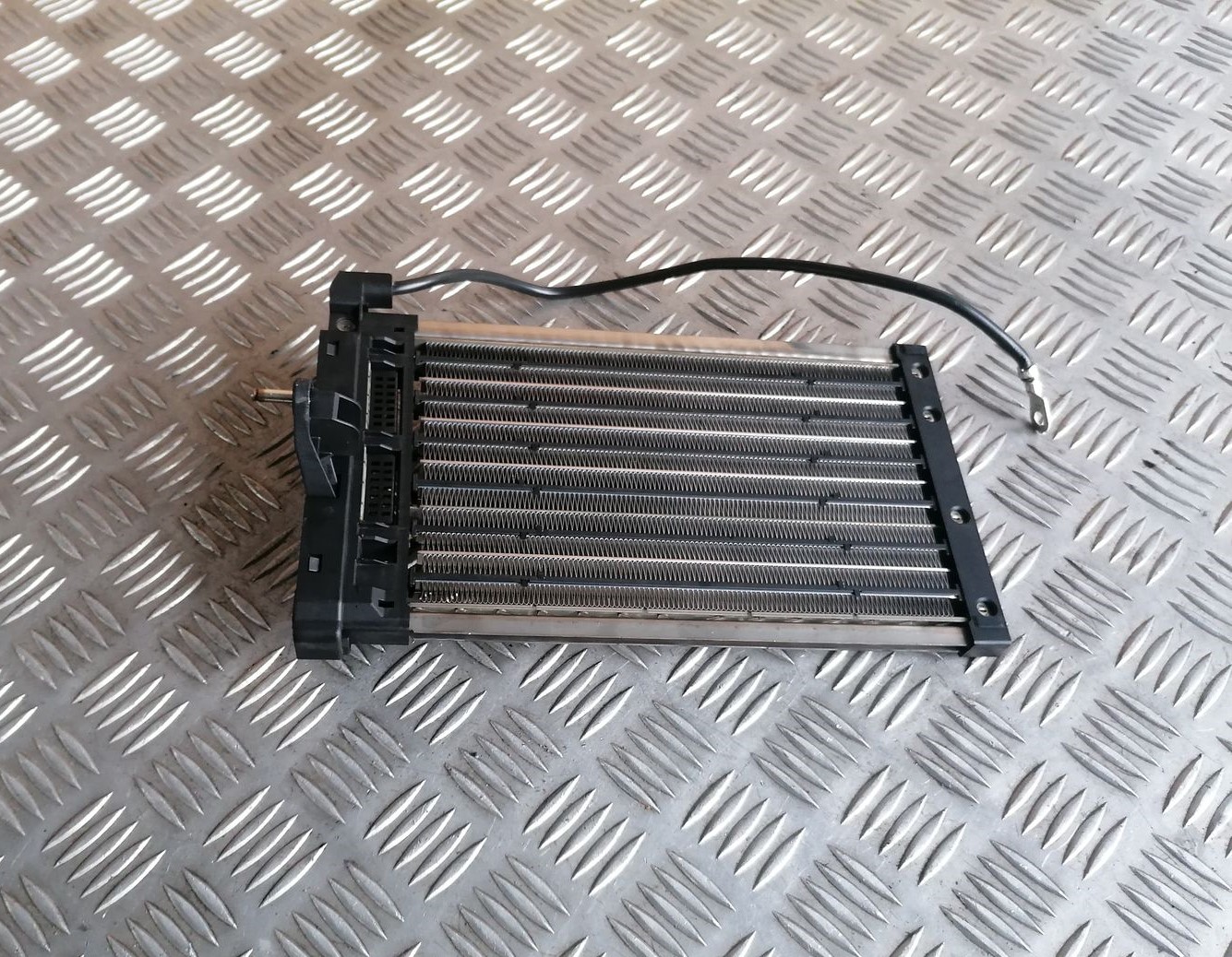 Papildus autonoma elektriskais sildītājs priekš BMW 1 E87 2007 GRAPHITE 4 Papildus autonoma elektriskais sildītājs priekš BMW 1 E87 2007 GRAPHITE