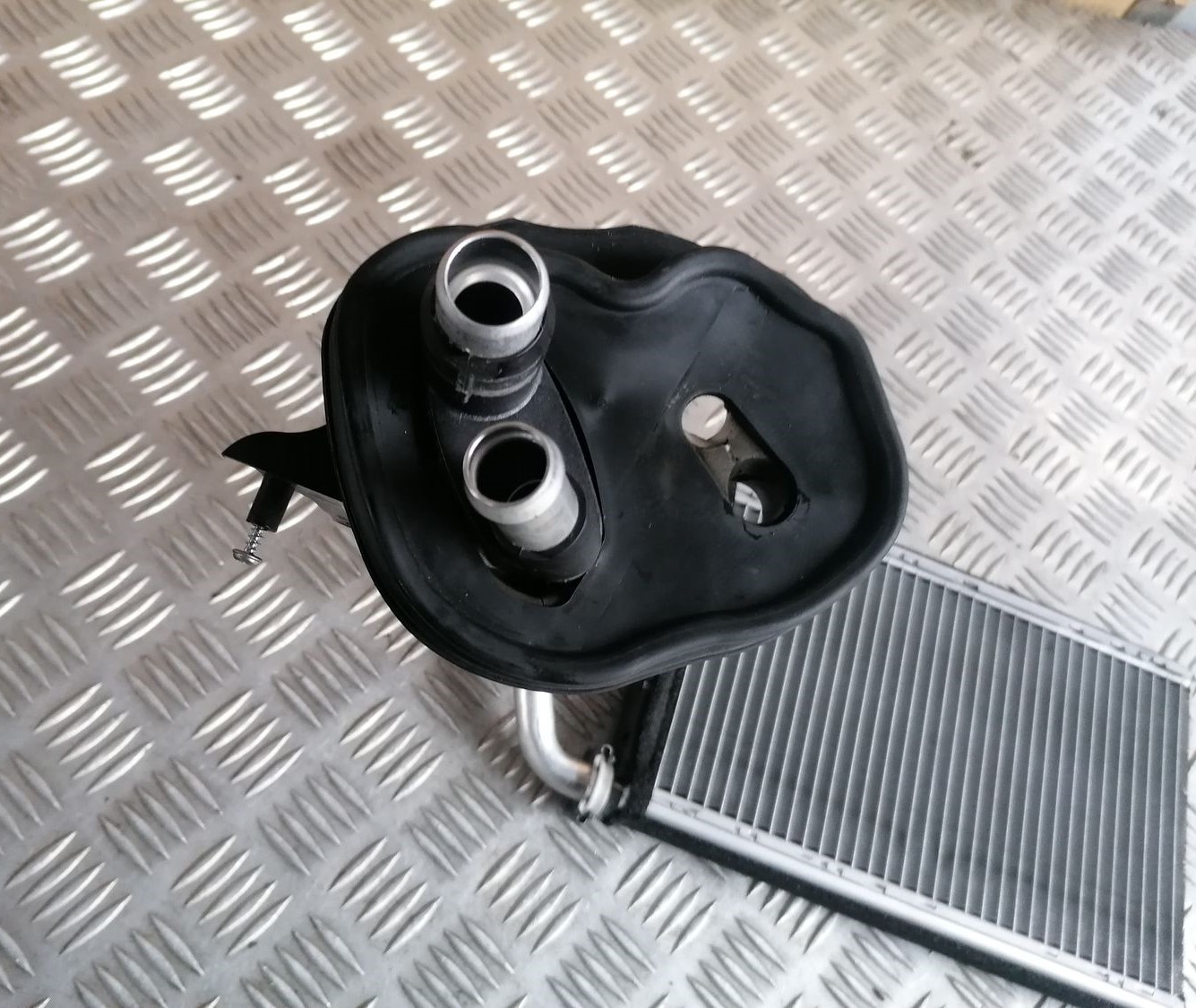 Apsildes sistēmas radiators priekš BMW 1 E87 2007 GRAPHITE 2 Apsildes sistēmas radiators priekš BMW 1 E87 2007 GRAPHITE