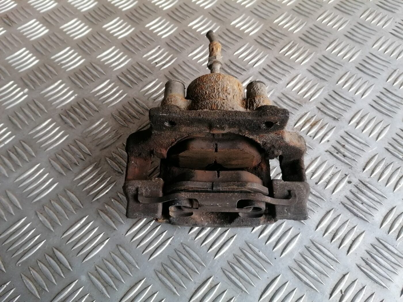 Aizmugurējais labais suports priekš BMW 1 E87 2007 GRAPHITE 4 Aizmugurējais labais suports priekš BMW 1 E87 2007 GRAPHITE