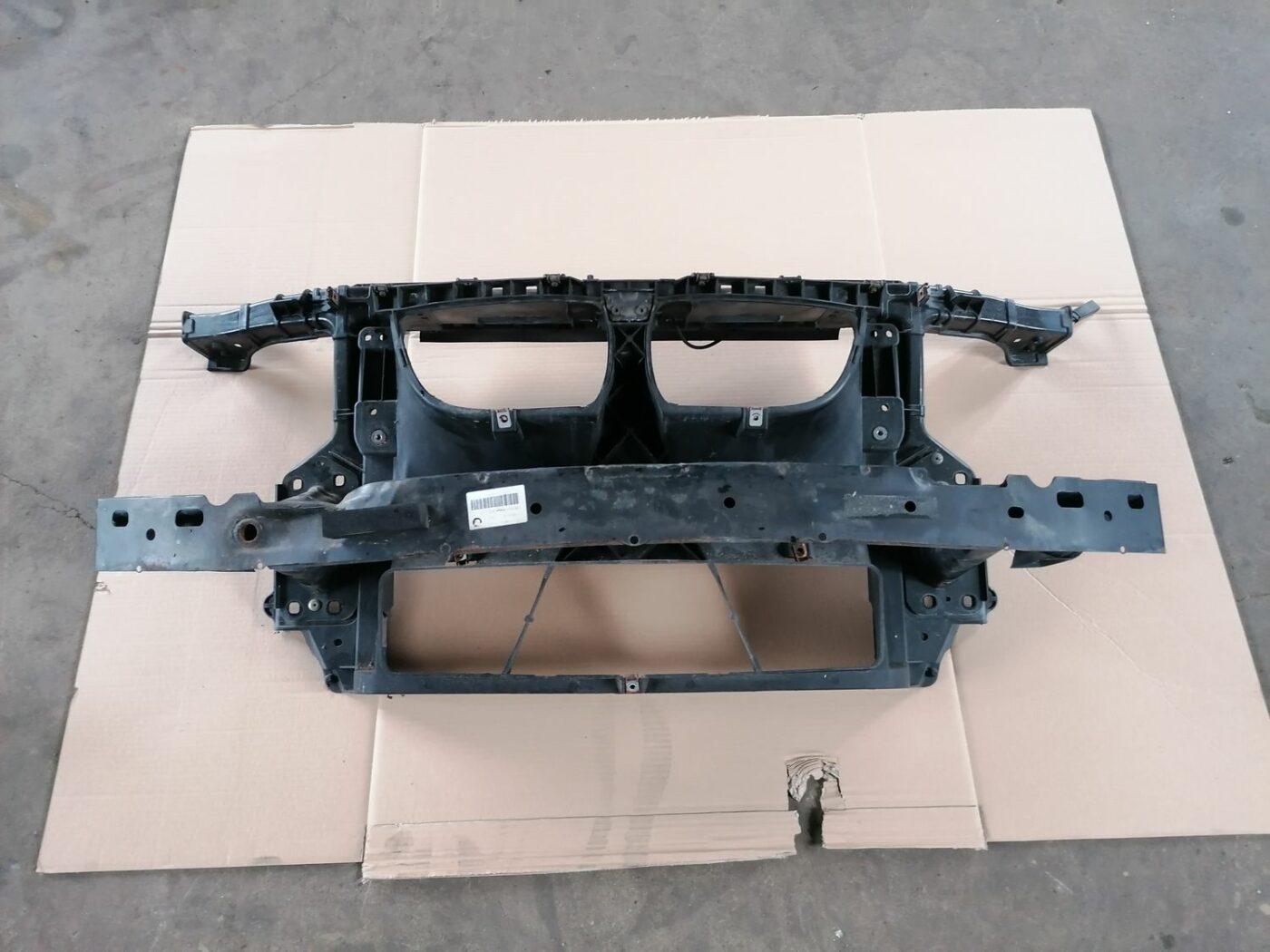 Priekšējā radiatora rāmis priekš BMW 1 E87 2007 GRAPHITE 1 Priekšējā radiatora rāmis priekš BMW 1 E87 2007 GRAPHITE