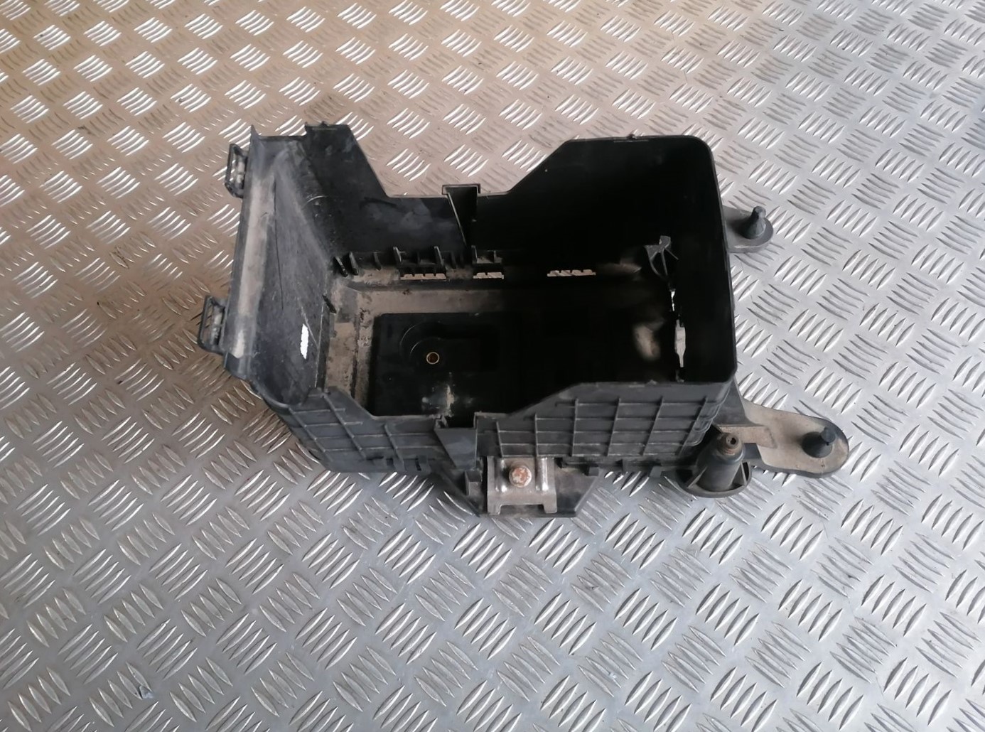 Akumulatora stiprināšanas korpuss priekš SKODA OCTAVIA 2012 1 Akumulatora stiprināšanas korpuss priekš SKODA OCTAVIA 2012