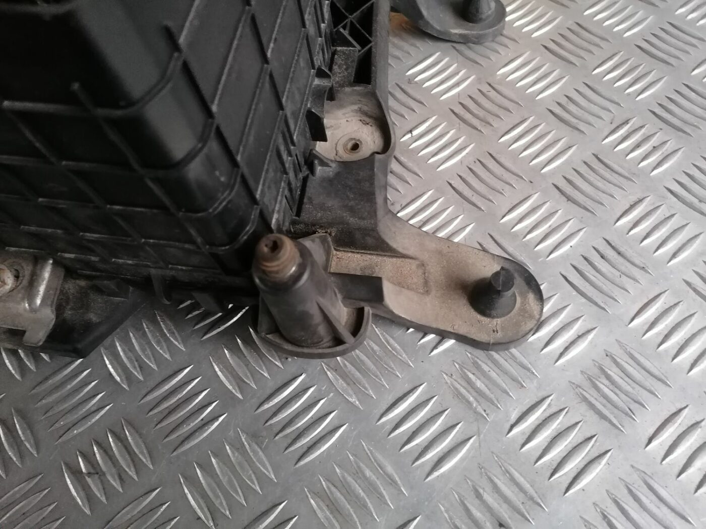 Akumulatora stiprināšanas korpuss priekš SKODA OCTAVIA 2012 10 Akumulatora stiprināšanas korpuss priekš SKODA OCTAVIA 2012