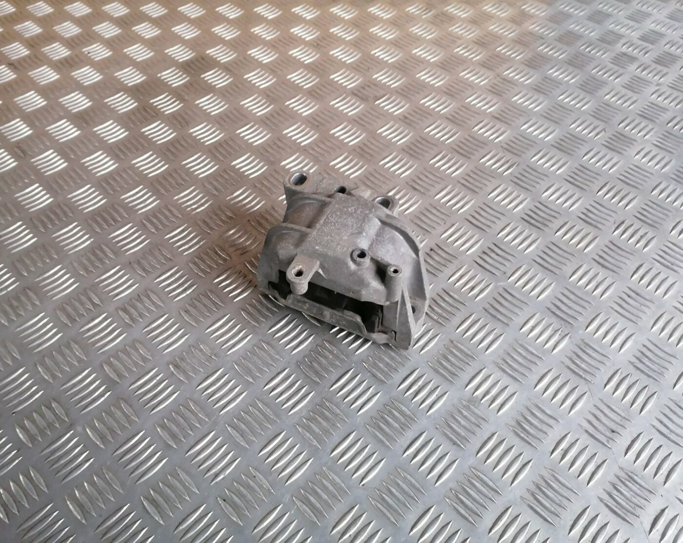 Dzinēja spilvens priekš SKODA OCTAVIA 2012 1 Dzinēja spilvens priekš SKODA OCTAVIA 2012