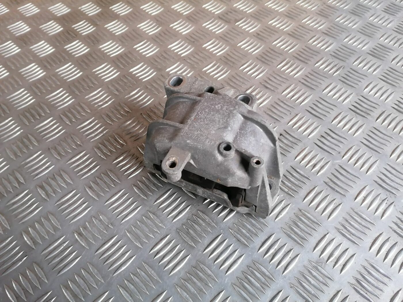 Dzinēja spilvens priekš SKODA OCTAVIA 2012 2 Dzinēja spilvens priekš SKODA OCTAVIA 2012