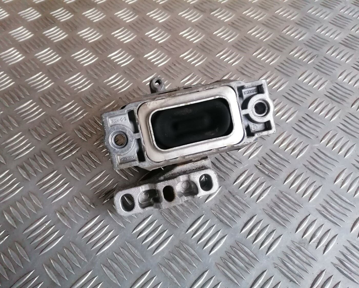 Dzinēja spilvens priekš SKODA OCTAVIA 2012 3 Dzinēja spilvens priekš SKODA OCTAVIA 2012