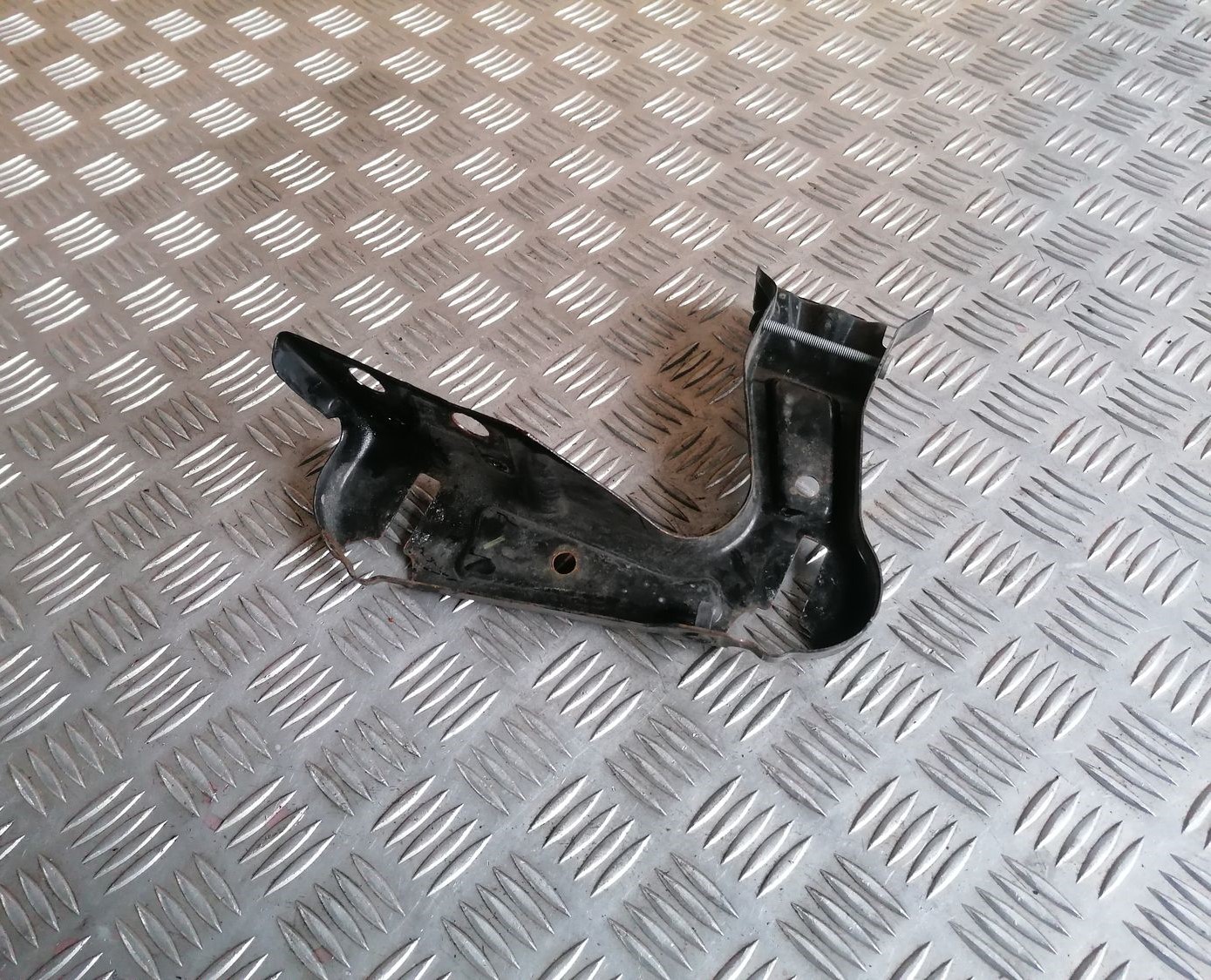 Priekšēja luktura kronšteins priekš SKODA OCTAVIA 2012 4 Priekšēja luktura kronšteins priekš SKODA OCTAVIA 2012