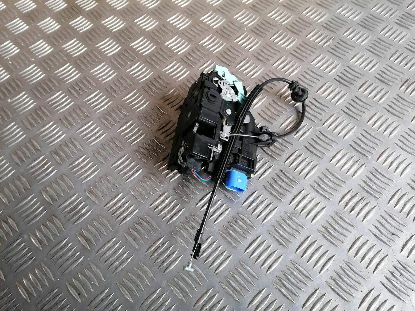 Aizmugurējo kreiso durvju slēdzene priekš SKODA OCTAVIA 2012 5 Aizmugurējo kreiso durvju slēdzene priekš SKODA OCTAVIA 2012