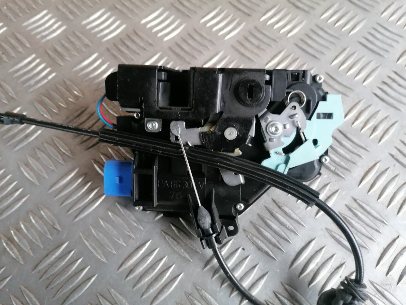 Aizmugurējo kreiso durvju slēdzene priekš SKODA OCTAVIA 2012 4 Aizmugurējo kreiso durvju slēdzene priekš SKODA OCTAVIA 2012