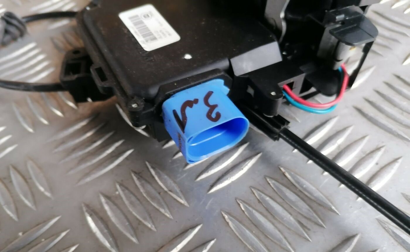 Aizmugurējo kreiso durvju slēdzene priekš SKODA OCTAVIA 2012 3 Aizmugurējo kreiso durvju slēdzene priekš SKODA OCTAVIA 2012