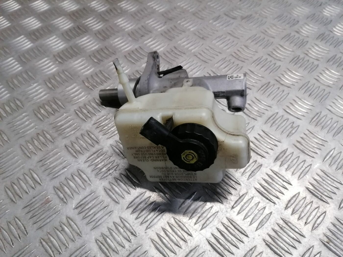 Bremžu pastiprinātāja galvenais cilindrs priekš SKODA OCTAVIA 2012 2 Bremžu pastiprinātāja galvenais cilindrs priekš SKODA OCTAVIA 2012