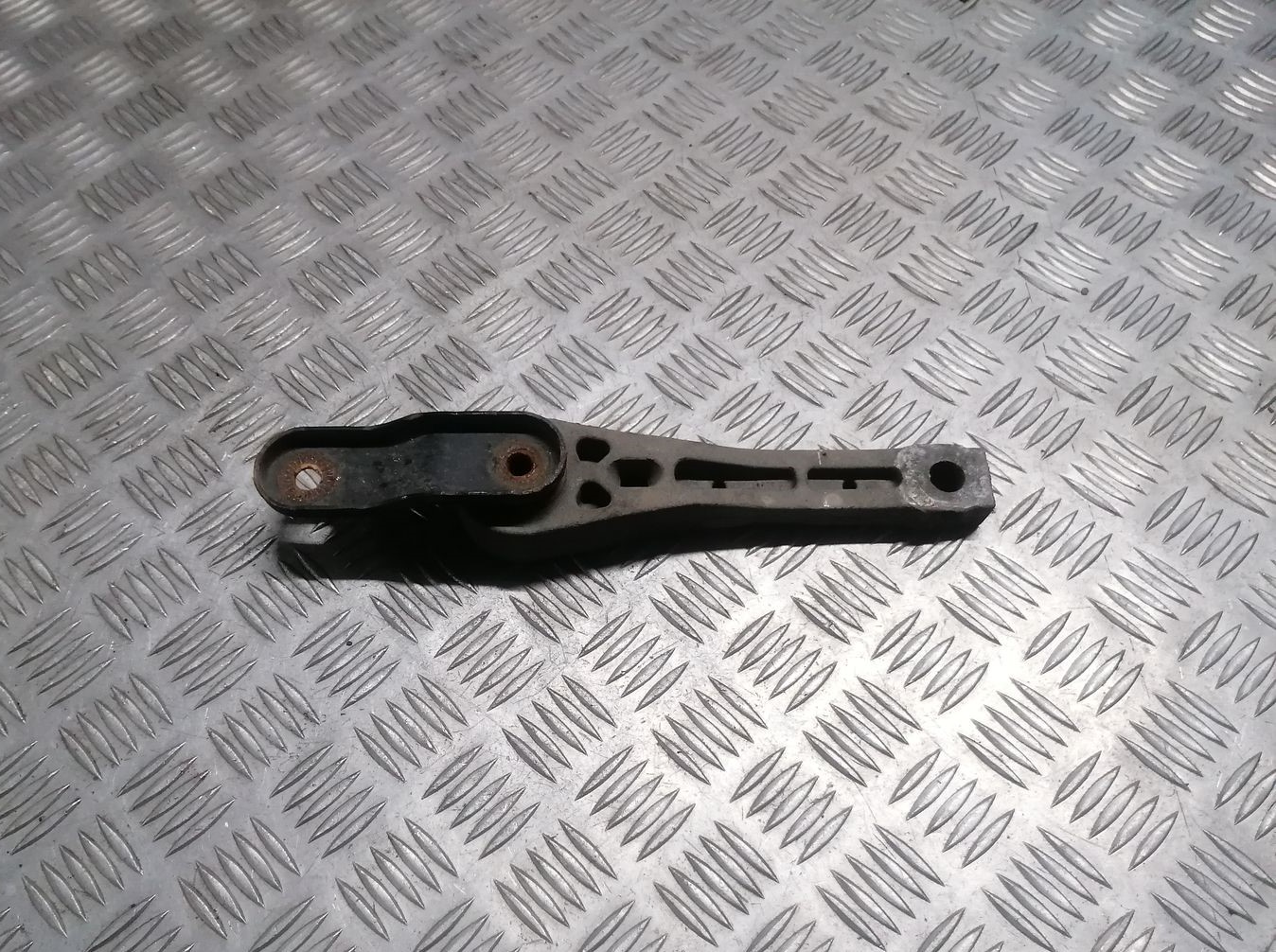 Dzinēja spilvens priekš SKODA OCTAVIA 2012 1 Dzinēja spilvens priekš SKODA OCTAVIA 2012