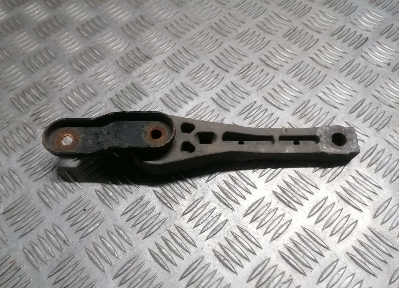 Dzinēja spilvens priekš SKODA OCTAVIA 2012 2 Dzinēja spilvens priekš SKODA OCTAVIA 2012