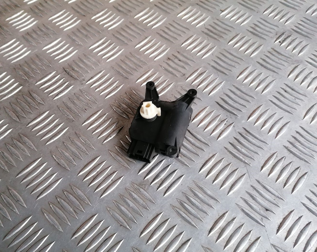 Apsildes sistēmas aktuators priekš SKODA OCTAVIA 2012 5 Apsildes sistēmas aktuators priekš SKODA OCTAVIA 2012