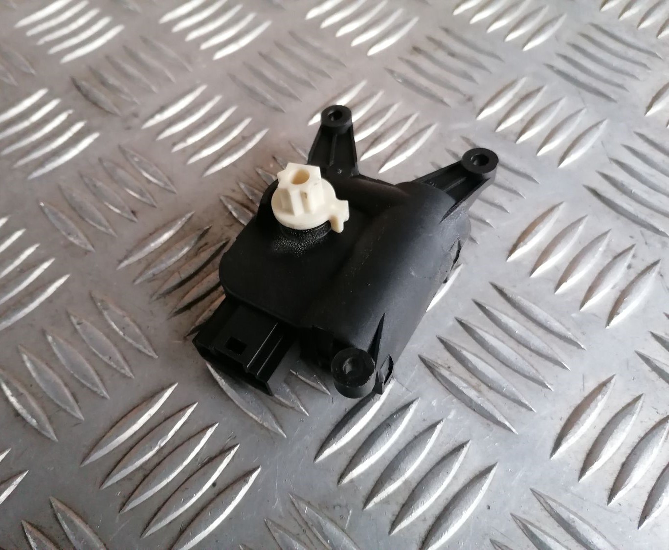 Apsildes sistēmas aktuators priekš SKODA OCTAVIA 2012 5 Apsildes sistēmas aktuators priekš SKODA OCTAVIA 2012