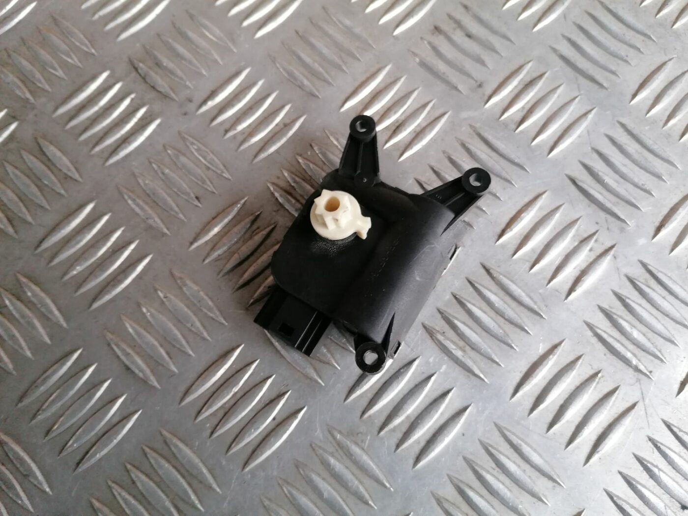 Apsildes sistēmas aktuators priekš SKODA OCTAVIA 2012 3 Apsildes sistēmas aktuators priekš SKODA OCTAVIA 2012