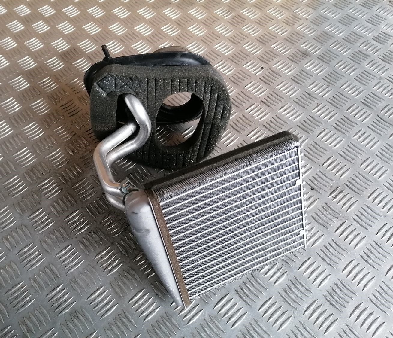 Apsildes sistēmas radiators priekš SKODA OCTAVIA 2012 2 Apsildes sistēmas radiators priekš SKODA OCTAVIA 2012