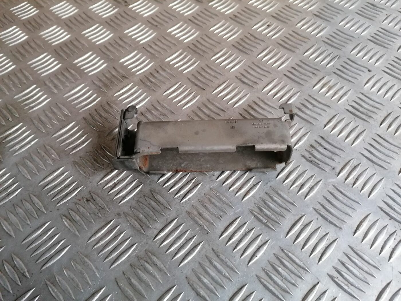 Dzinēja vadības bloka stiprinājums priekš SKODA OCTAVIA 2012 2 Dzinēja vadības bloka stiprinājums priekš SKODA OCTAVIA 2012